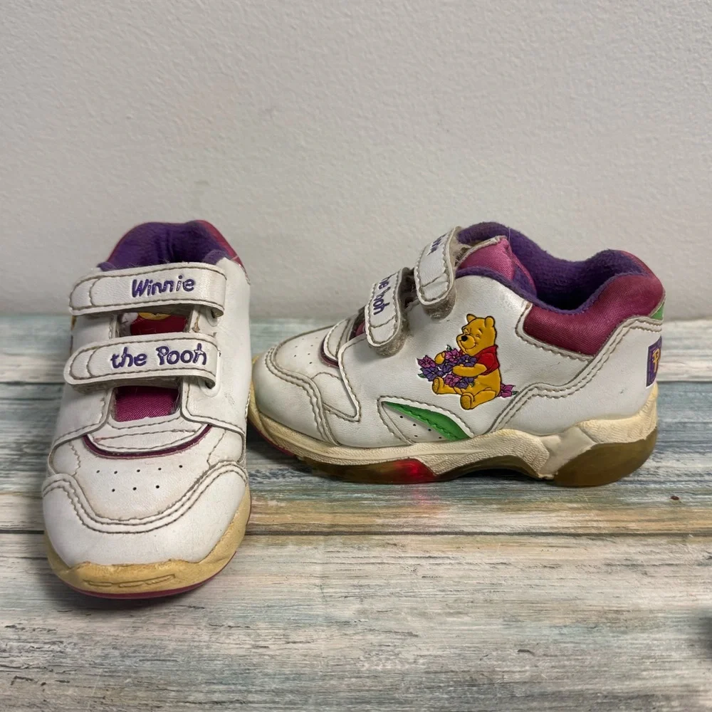 Vintage Winnie the Pooh Light Up Toddler Sneakers Size 6 Disney working‎ lights!